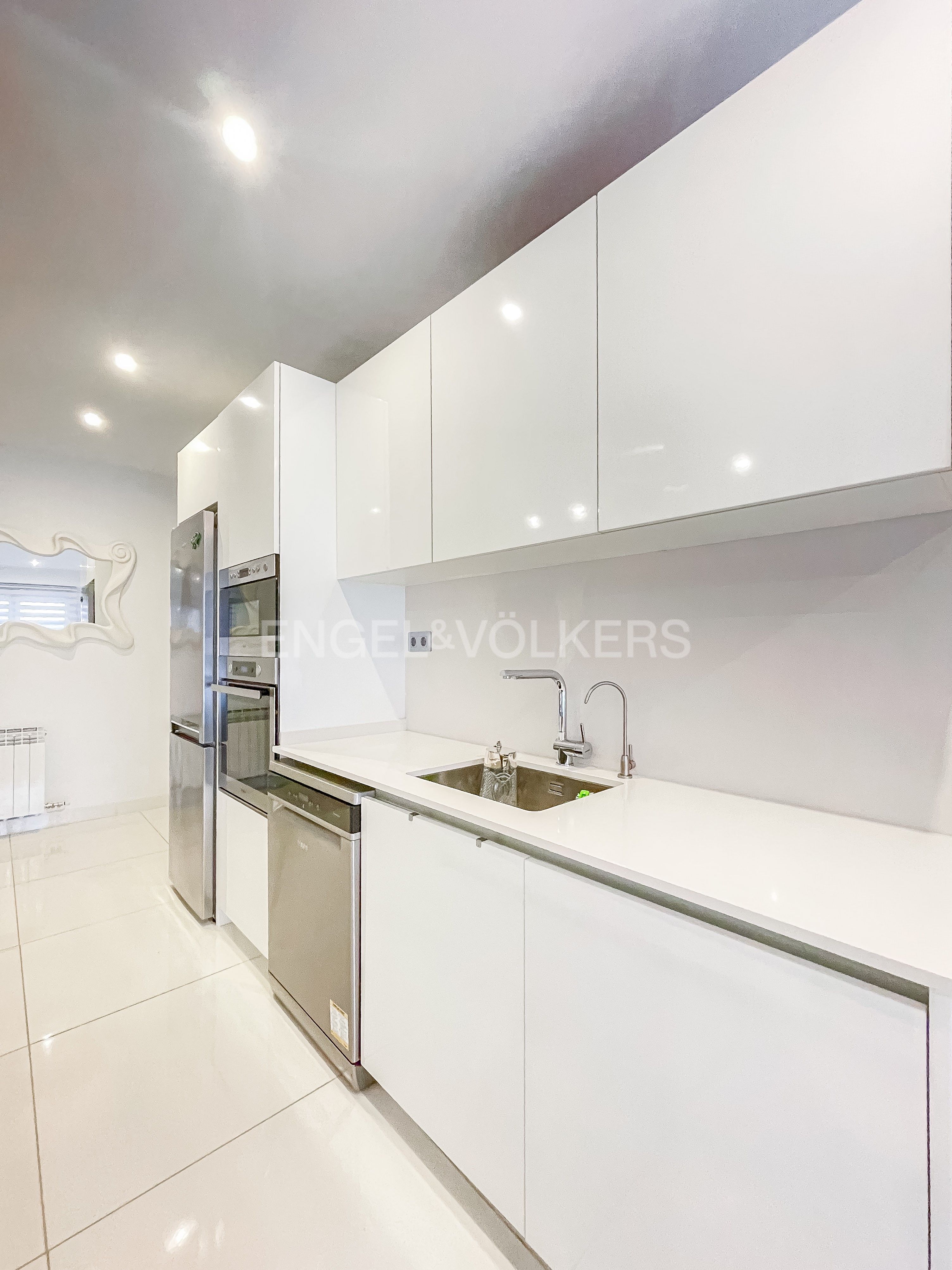 Cuina de Apartament de lloguer en Cornellà de Llobregat amb Aire condicionat, Calefacció i Moblat