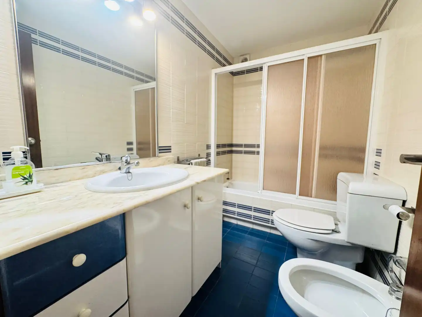 Bathroom of Flat for sale in Figueres  with Air Conditioner, Heating and Terrace