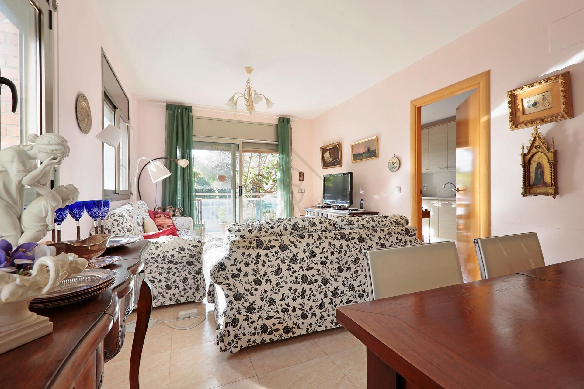 Sala d'estar de Casa adosada en venda en El Vendrell amb Calefacció, Jardí privat i Terrassa