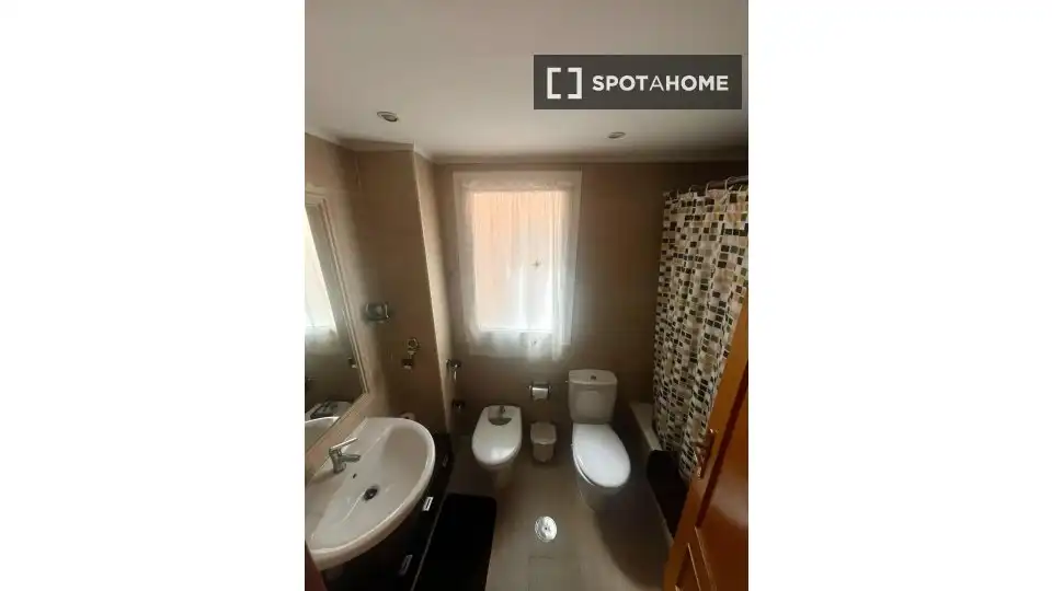 Baño de Piso para compartir en Madrid con Aire acondicionado, Calefacción y Terraza