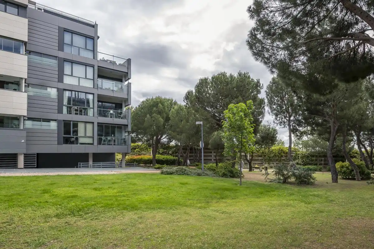 Vista exterior de Àtic en venda en Majadahonda amb Aire condicionat, Calefacció i Jardí privat