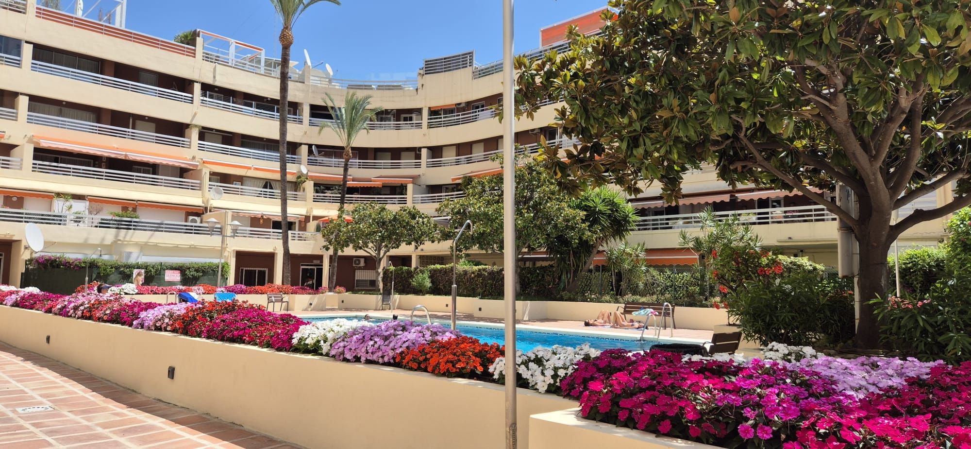Vista exterior de Pis en venda en Marbella amb Piscina i Balcó
