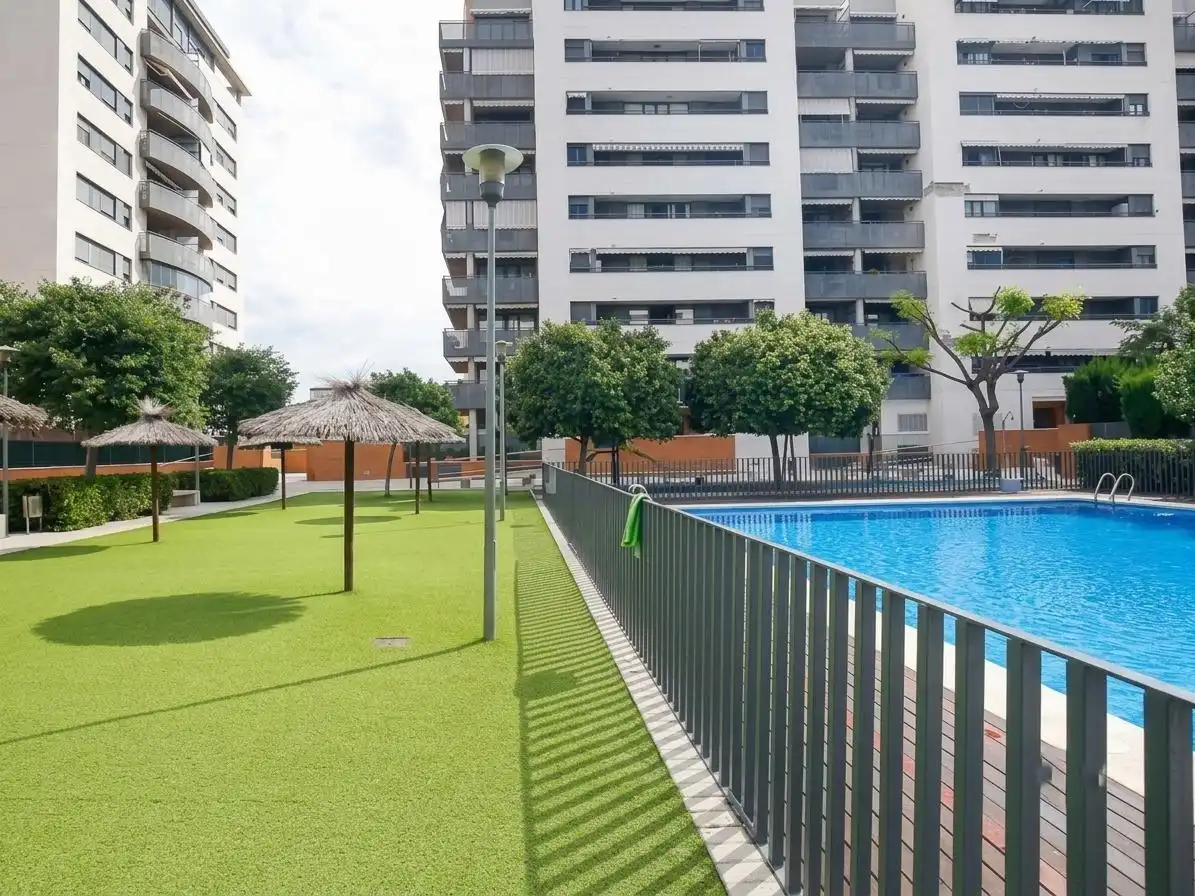 Swimming pool of Flat for rent in Valencia  with Heating, Furnished and Balcony