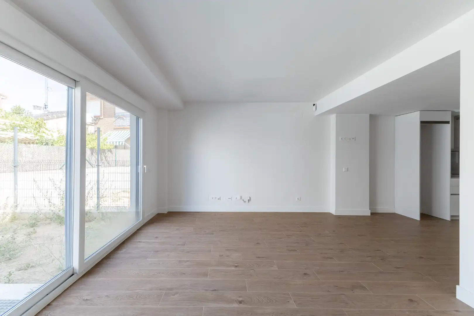 Sala d'estar de Casa adosada en venda en Villanueva del Pardillo amb Aire condicionat, Jardí privat i Terrassa
