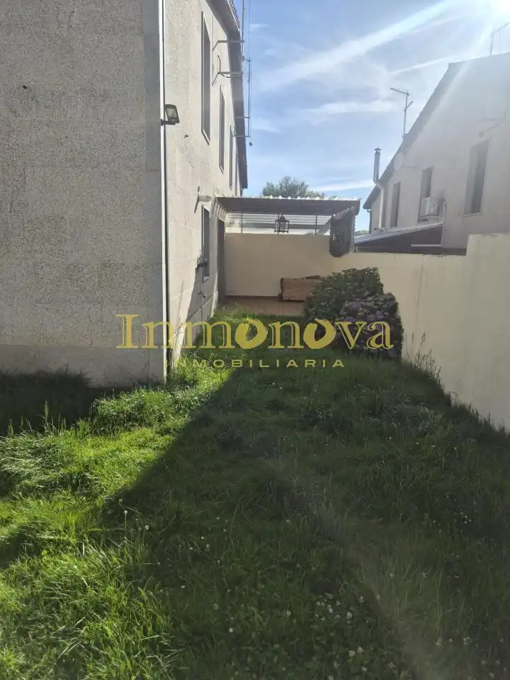 Casa adosada en venda en A Merca   amb Calefacció, Jardí privat i Terrassa