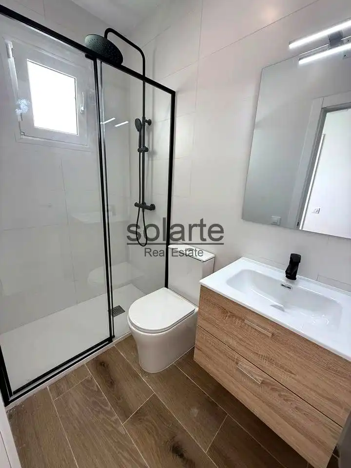 Bany de Planta baixa en venda en L'Hospitalet de Llobregat amb Parquet i Terrassa