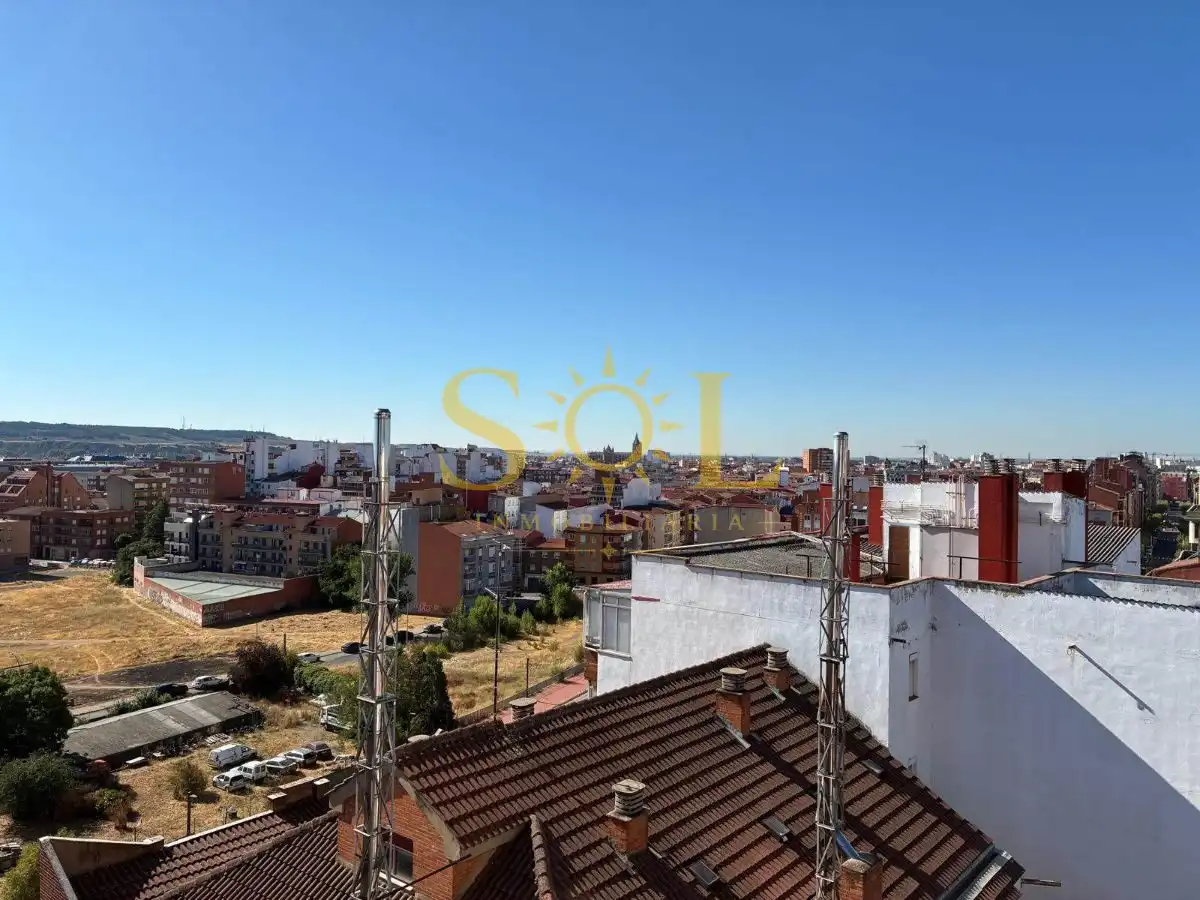 Vista exterior de Pis en venda en León Capital  amb Calefacció