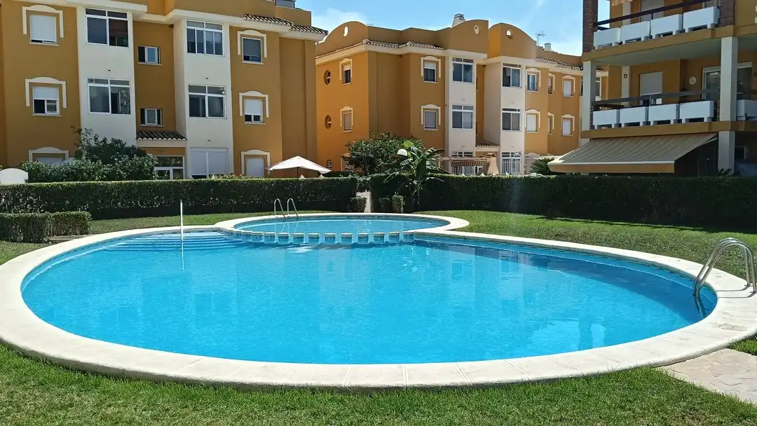 Schwimmbecken von Wohnungen zum Verkauf in Xeraco mit Klimaanlage, Privatgarten und Terrasse