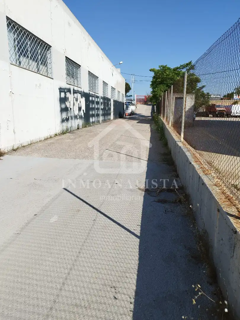 Außenansicht von Fabrikhallen zum Verkauf in Requena