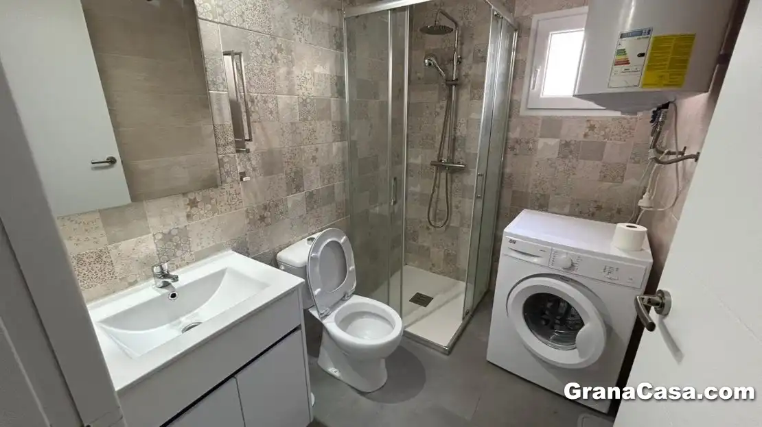Badezimmer von Dachboden zur Miete in Granada mit Klimaanlage, Heizung und Möbliert