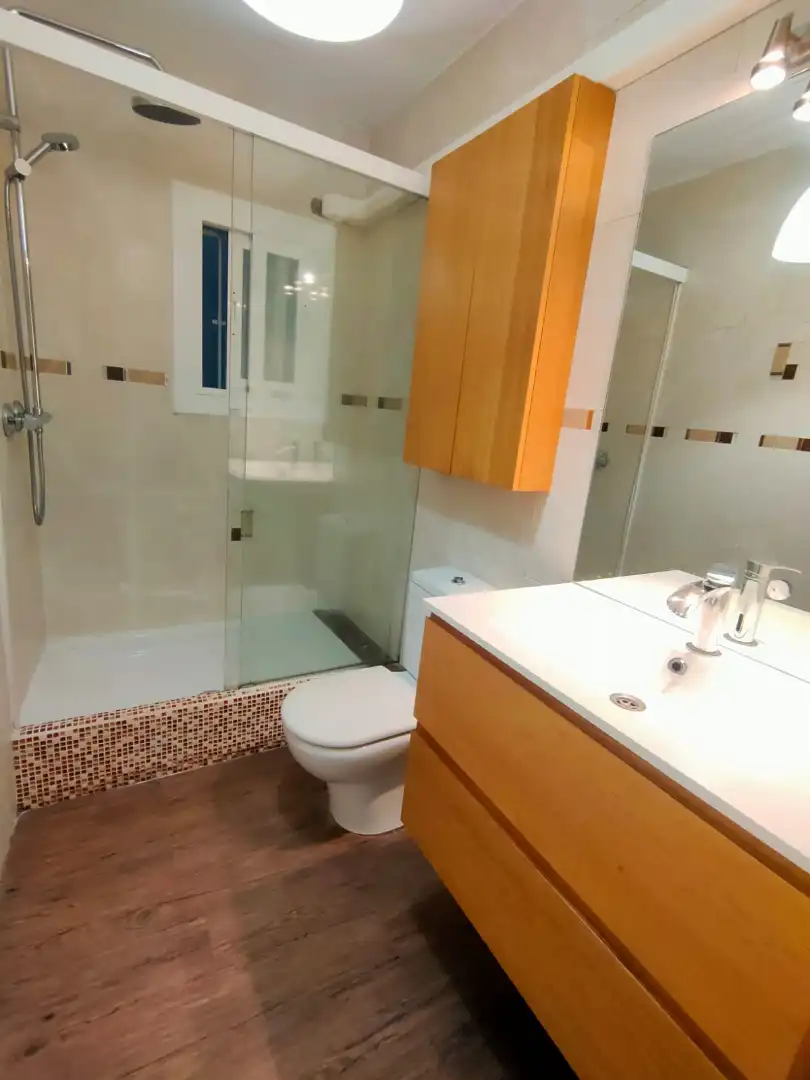 Baño de Piso en venta en Barcelona con Parquet, Trastero y Horno