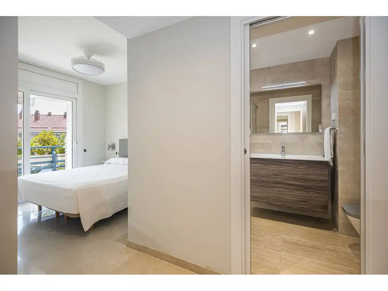 Schlafzimmer von Dachboden zum Verkauf in Sitges mit Klimaanlage, Heizung und Terrasse