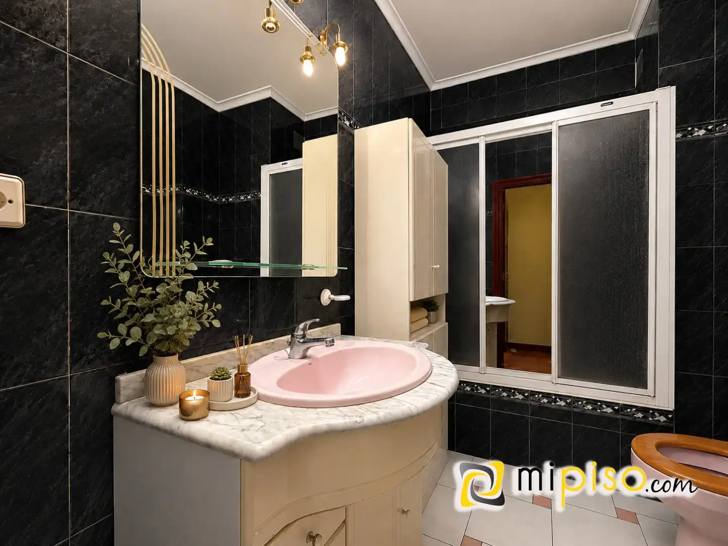 Badezimmer von Wohnung zum Verkauf in Laredo mit Balkon