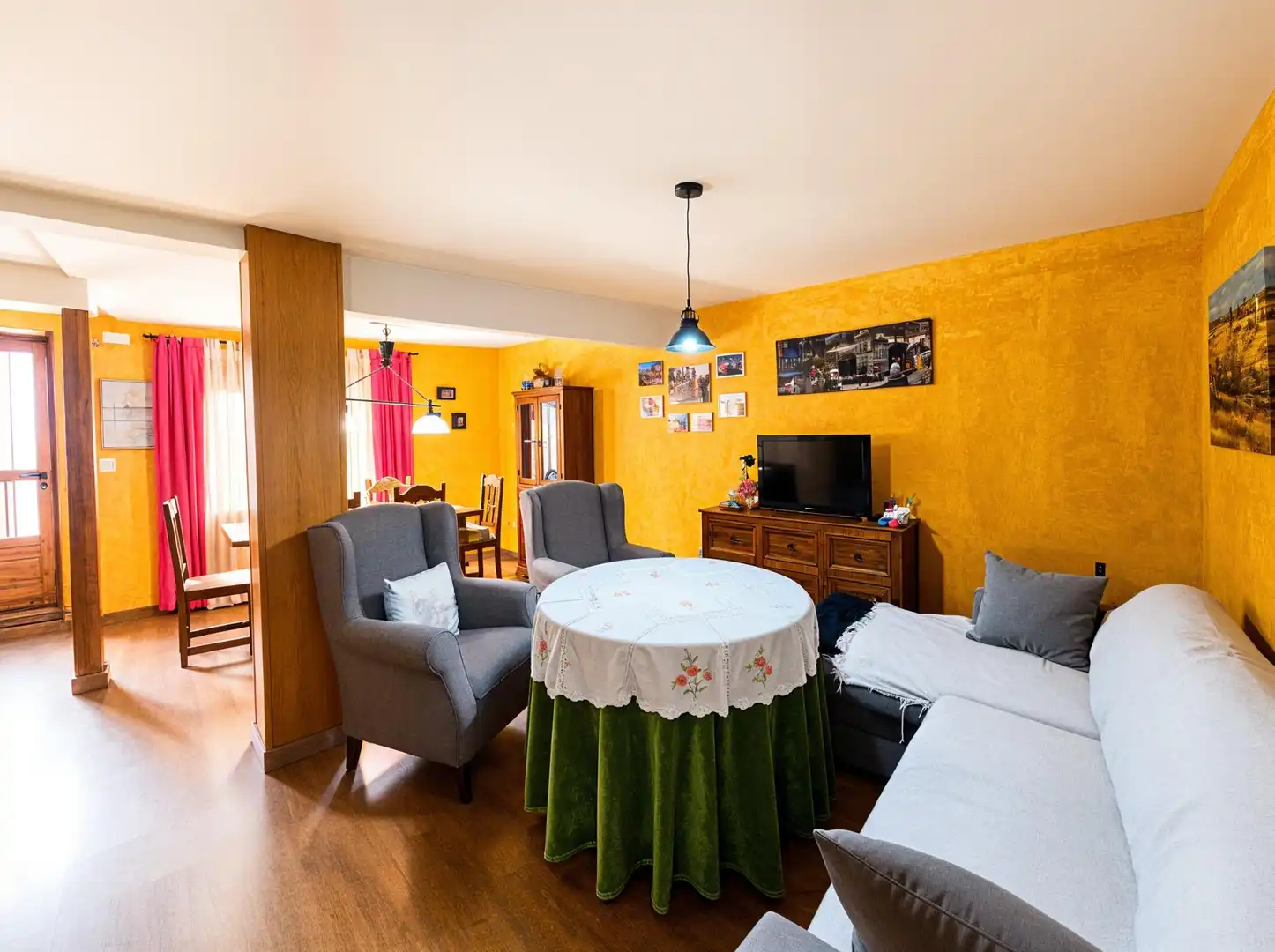 Sala d'estar de Casa o xalet en venda en Jarandilla de la Vera amb Aire condicionat, Calefacció i Terrassa