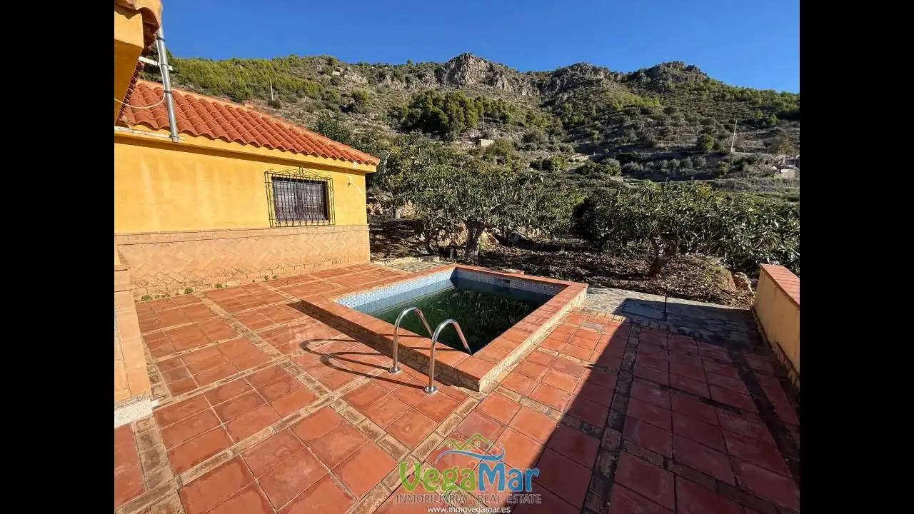 Vista exterior de Finca rústica en venda en Otívar amb Jardí privat, Terrassa i Piscina