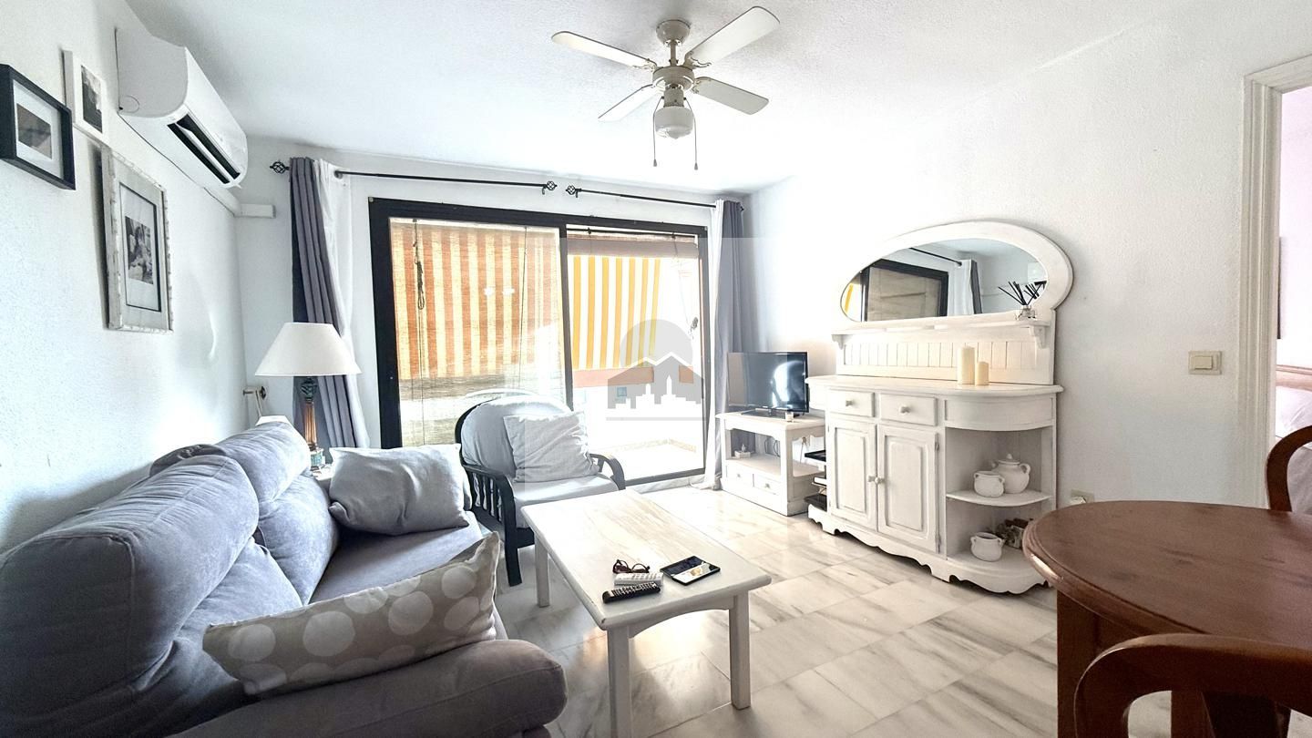 Living room of Flat for sale in Estepona  with Air Conditioner, Terrace and Furnished