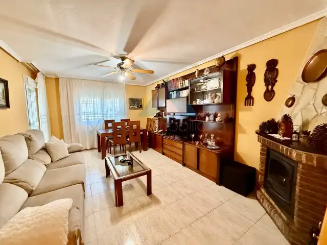 Wohnzimmer von Haus oder Chalet zum Verkauf in Villanueva de la Torre mit Klimaanlage, Heizung und Privatgarten