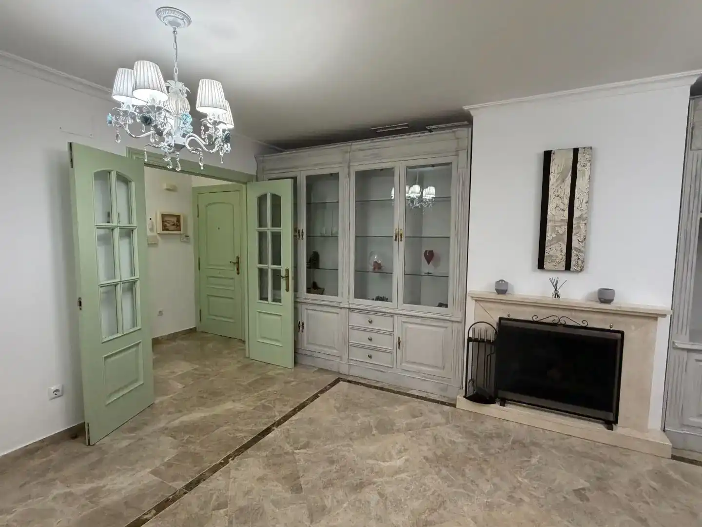 Sala de estar de Piso de alquiler en Marbella con Aire acondicionado, Jardín privado y Piscina