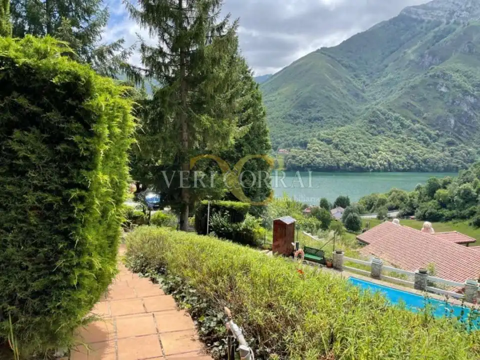 Casa o chalet en venta en Caso con Calefacción, Jardín privado y Terraza