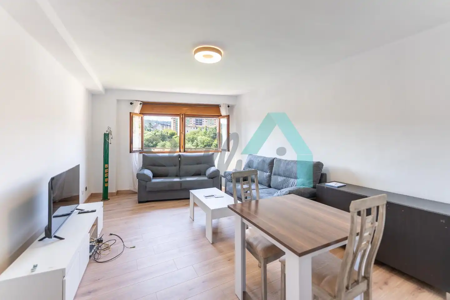 Living room of Flat for rent in Oviedo   with Heating, Parquet flooring and Furnished
