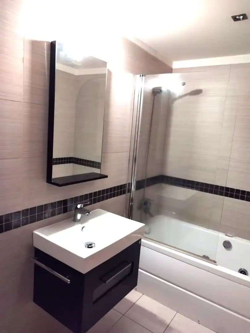 Bathroom of Flat for rent in Vigo   with Parquet flooring
