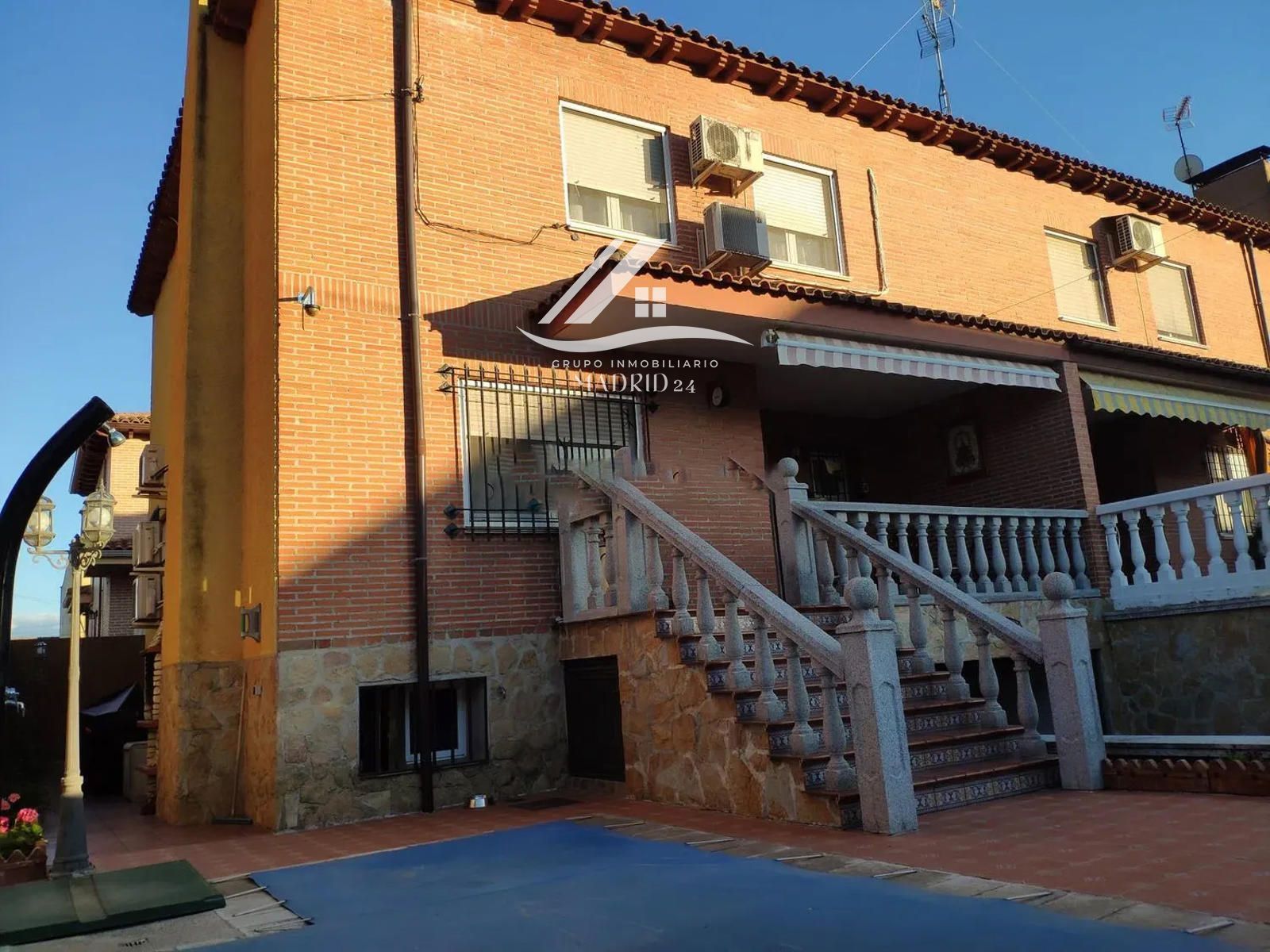 Vista exterior de Casa adosada en venda en Talavera de la Reina amb Aire condicionat, Calefacció i Jardí privat