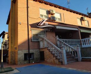 Vista exterior de Casa adosada en venda en Talavera de la Reina amb Aire condicionat, Calefacció i Jardí privat