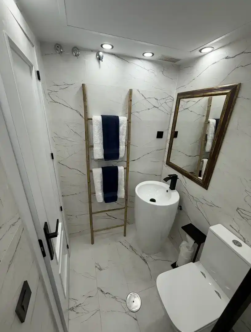 Baño de Piso en venta en Marbella con Aire acondicionado, Piscina y Balcón