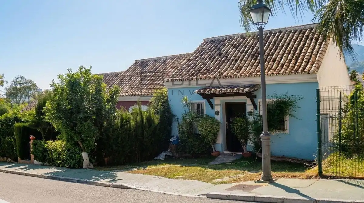 Semi-detached house with pool for sale in Lomas del Pozuelo