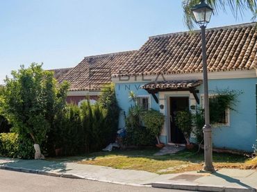Casa bifamiliare con piscina in vendita a Lomas del Pozuelo