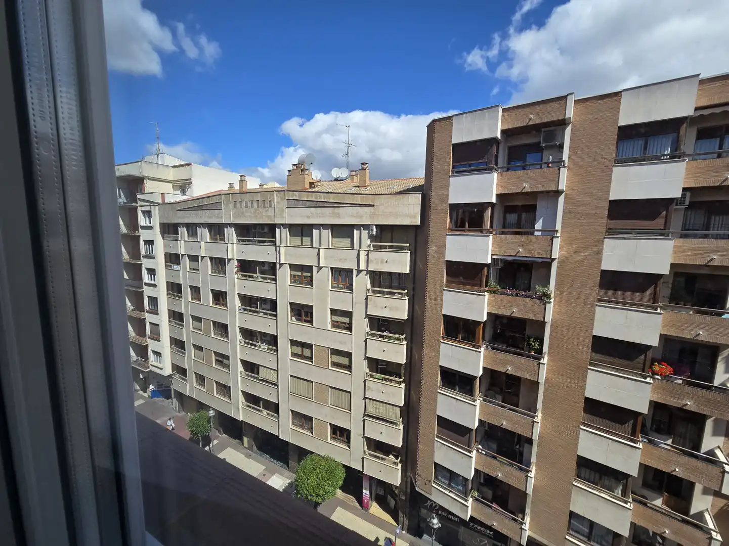 Vista exterior de Piso en venta en  Logroño con Aire acondicionado, Calefacción y Terraza