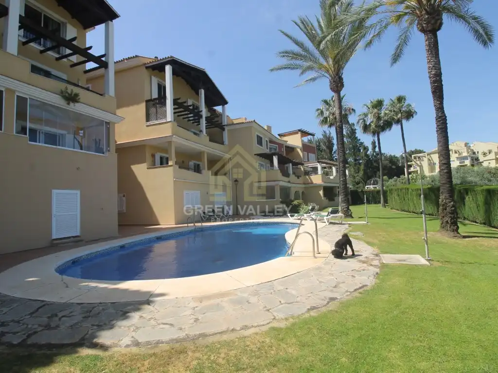 Außenansicht von Wohnungen zum Verkauf in Sotogrande mit Klimaanlage, Heizung und Privatgarten