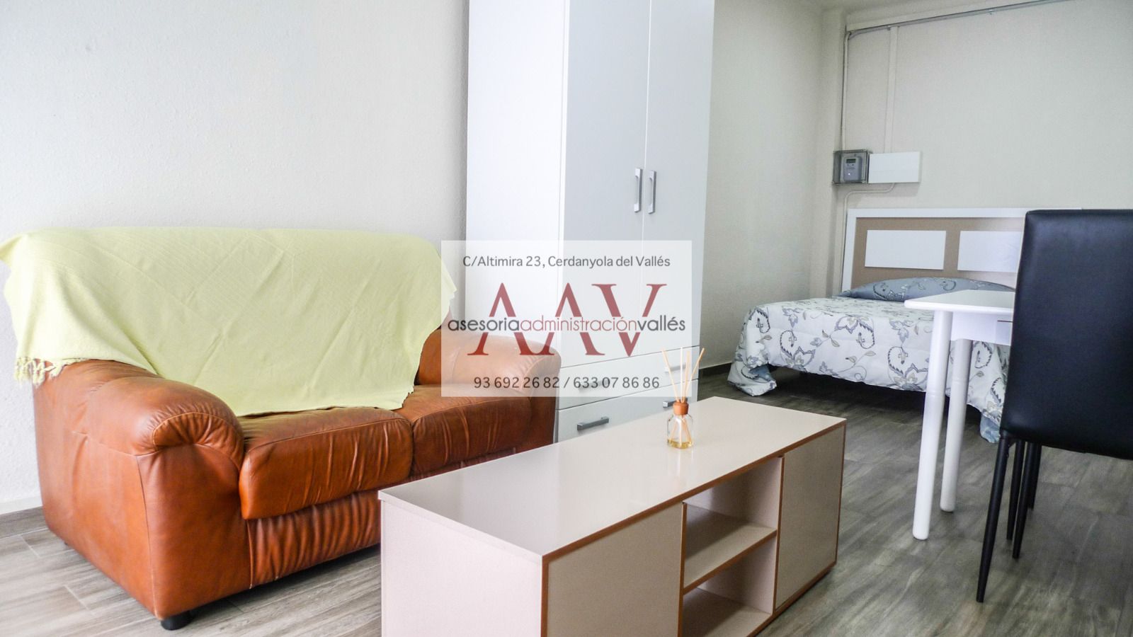 Sala d'estar de Local en venda en Cerdanyola del Vallès amb Aire condicionat, Calefacció i Moblat