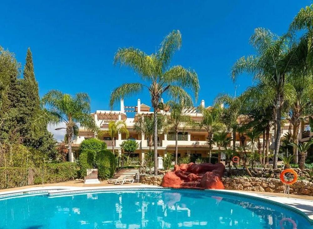 Vista exterior de Planta baixa en venda en Marbella amb Aire condicionat, Terrassa i Traster