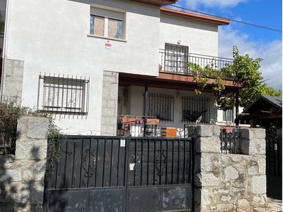 Vista exterior de Casa adosada en venda en Alpedrete amb Calefacció, Jardí privat i Terrassa