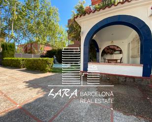 Vista exterior de Casa o xalet de lloguer en Castelldefels amb Calefacció, Jardí privat i Parquet