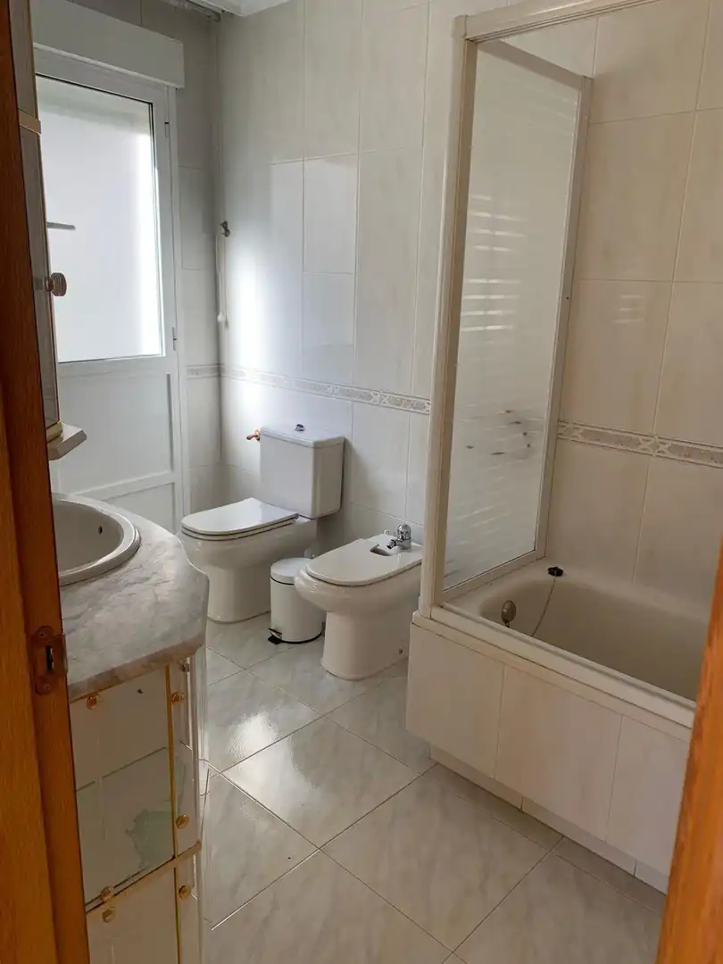 Baño de Casa adosada en venta en Ponferrada con Calefacción, Jardín privado y Terraza
