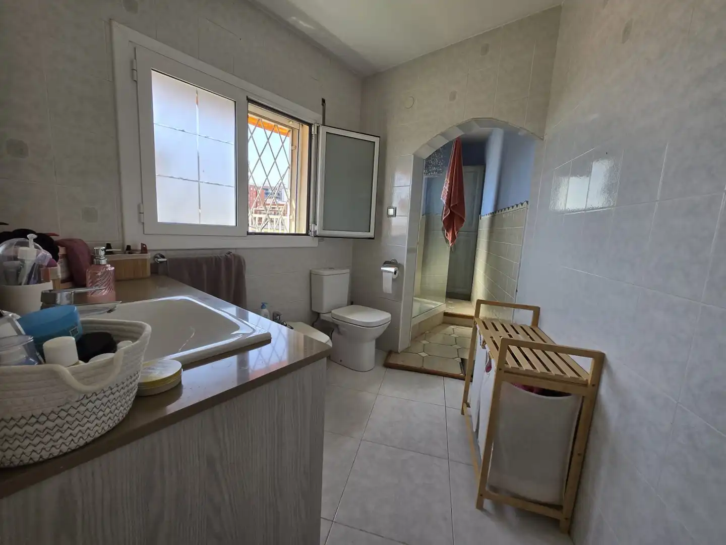 Baño de Ático en venta en L'Hospitalet de Llobregat con Aire acondicionado, Terraza y Amueblado