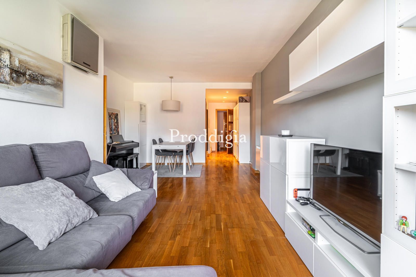 Living room of Flat for sale in Sant Cugat del Vallès  with Air Conditioner, Terrace and Swimming Pool