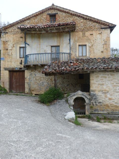 Vista exterior de Casa o xalet en venda en Merindad de Sotoscueva amb Calefacció, Moblat i Balcó