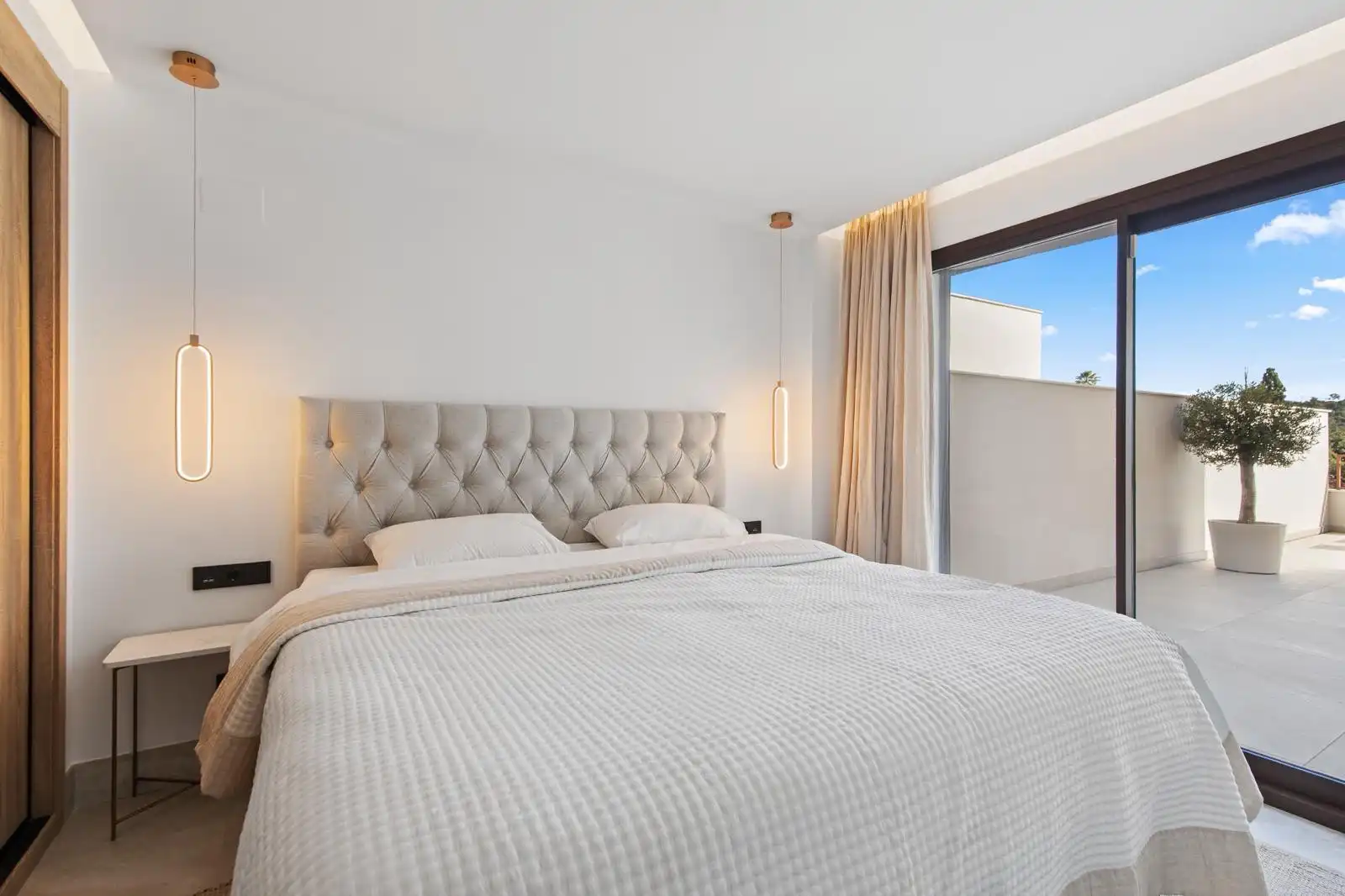 Habitación de Apartamento en venta en Istán con Aire acondicionado, Terraza y Piscina