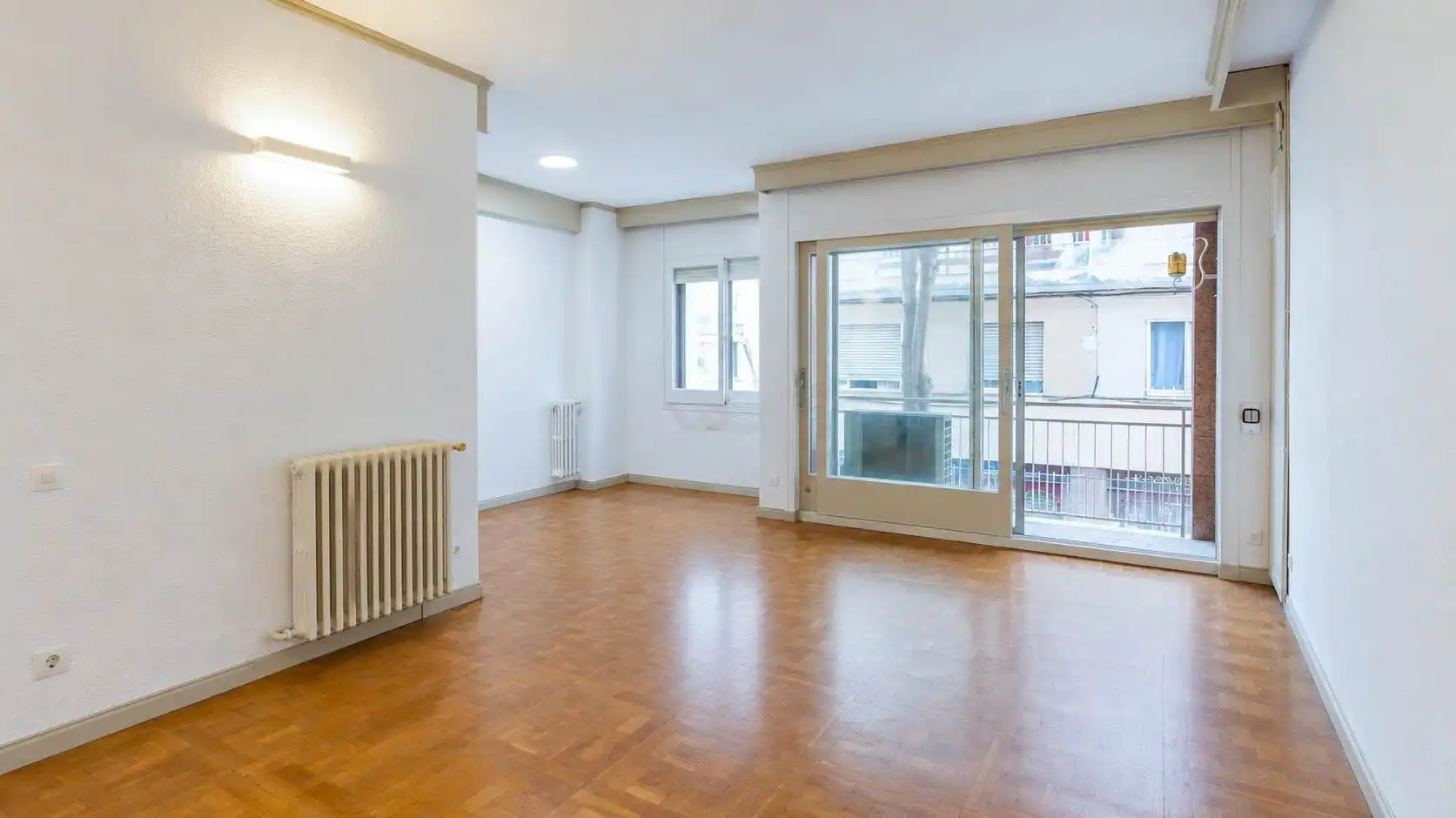 Living room of Flat for sale in Barcelona  with Heating, Parquet flooring and Storage room