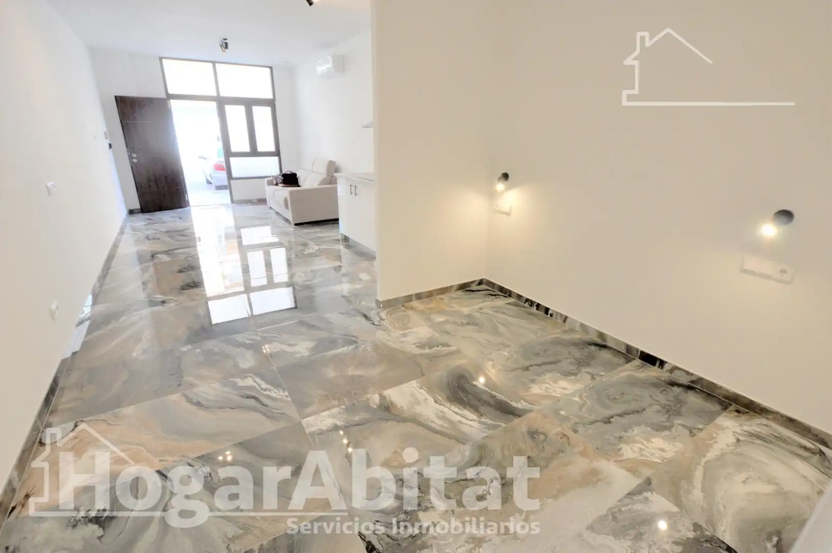 Flat for sale in Valencia  with Air Conditioner