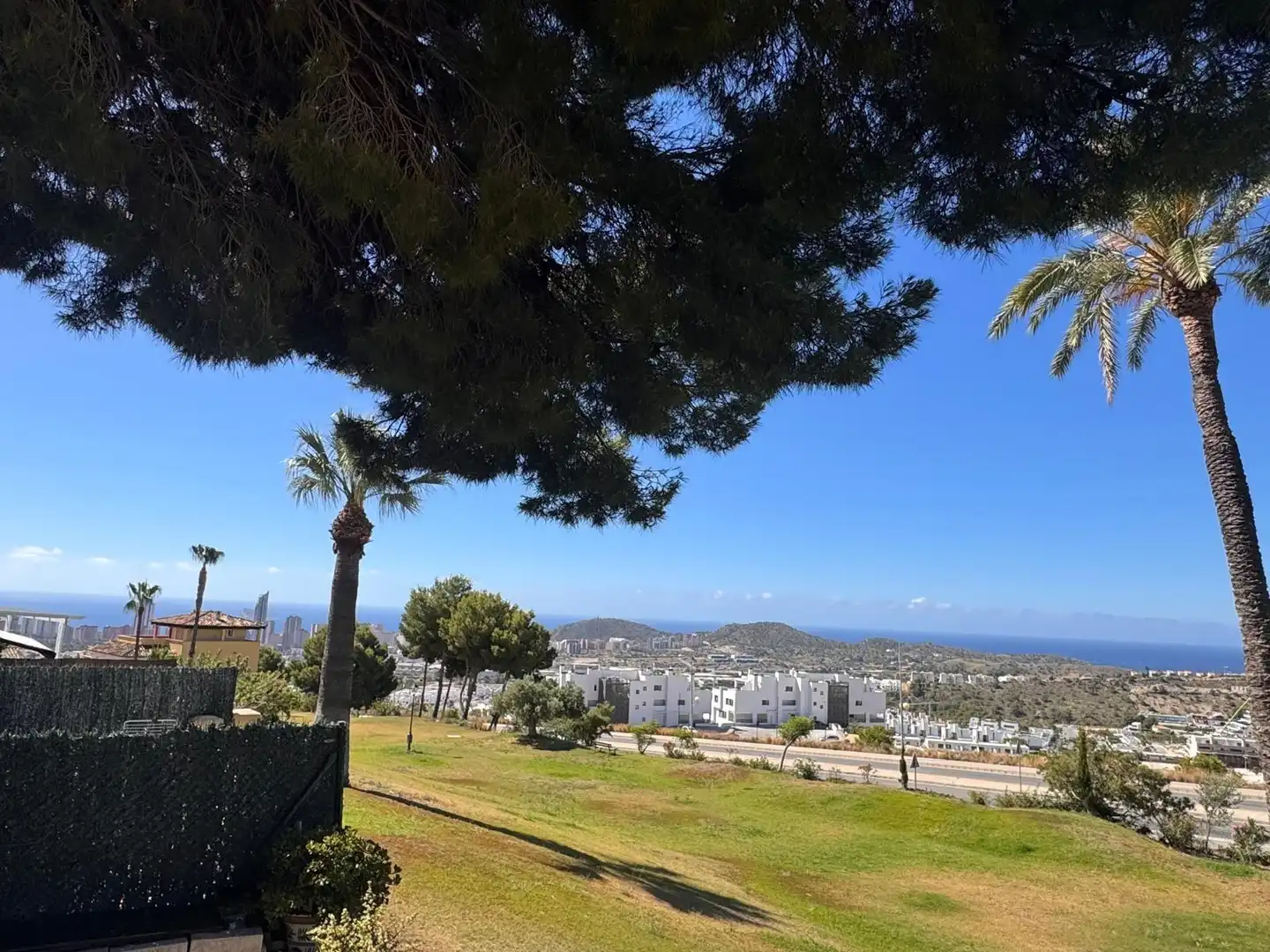 Vista exterior de Casa adosada en venda en Finestrat amb Jardí privat, Terrassa i Moblat
