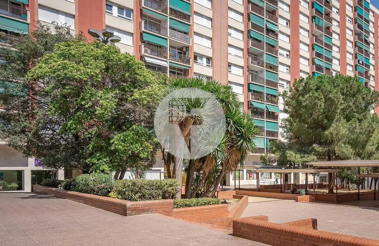 Exterior view of Commercial properties for rent in Barcelona  with Air Conditioner