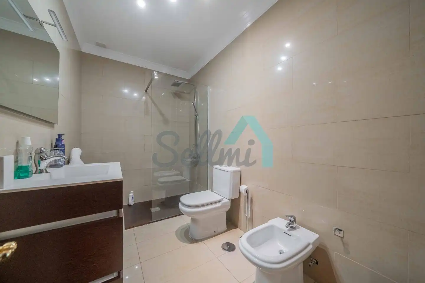 Bany de Casa o xalet en venda en Oviedo  amb Calefacció, Jardí privat i Parquet