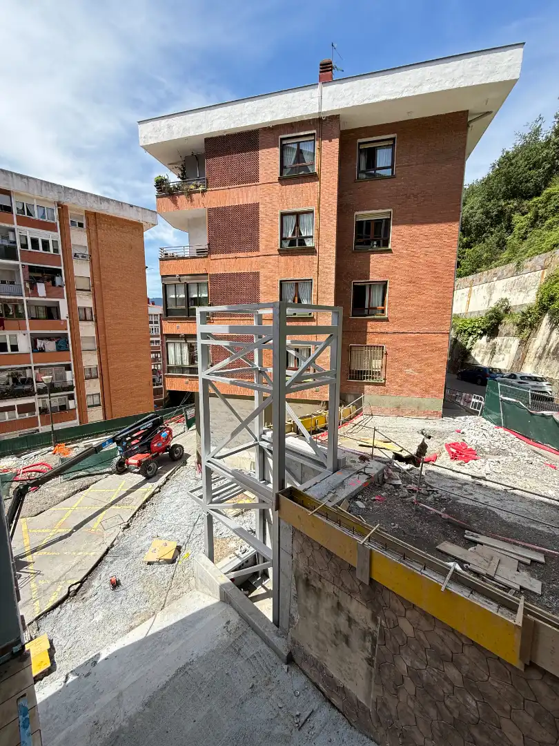 Vista exterior de Pis en venda en Bilbao  amb Calefacció, Terrassa i Moblat