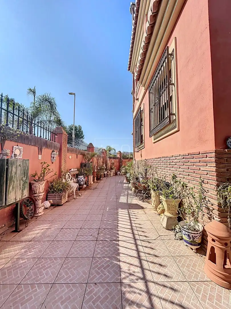 Vista exterior de Casa o xalet en venda en Motril amb Aire condicionat, Jardí privat i Terrassa