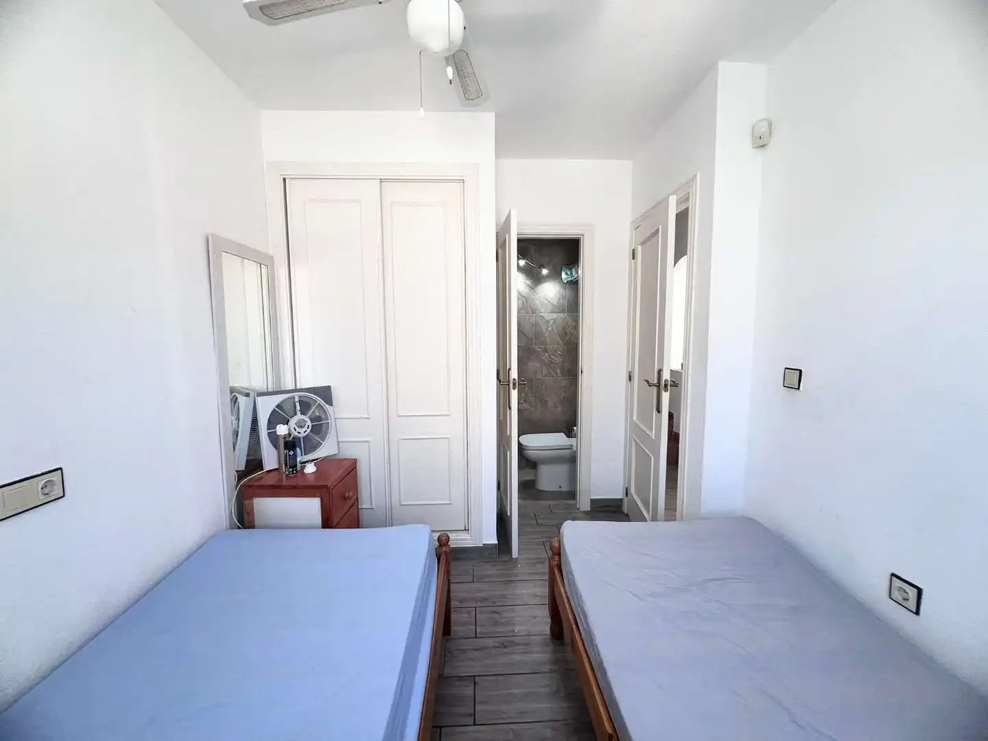 Schlafzimmer von Einfamilien-Reihenhaus zum Verkauf in Torrevieja mit Klimaanlage, Terrasse und Schwimmbad