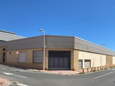 Locale commerciale in affitto a Calle Osa Menor 32